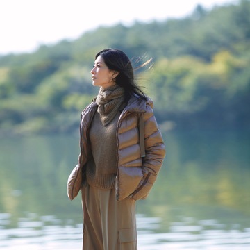 優美なベージュのワントーンでアクティブなダウンをスマートに着こなす。気温9℃｜12/31(火)【50代の毎日コーデ】