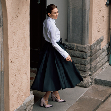 プラダの大人ピンクパンプスでモノトーンコーデを優雅に【この秋履きたい女優靴】