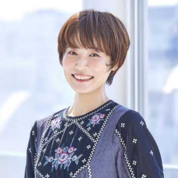 爽やかマッシュショート。ふんわりシルエット×レイヤーシャギーで美フォルムが実現【40代・50代髪型】