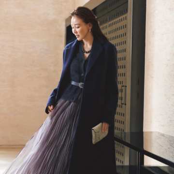 端正なチェスターコートと優美なフレアースカートが作る美シルエットで冬のイベントシーンにふさわしい装いへ。気温14℃｜12/24(水)【50代の毎日コーデ】