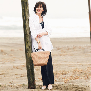 ＜最旬スタイル７＞白シャツをラフにはおる！ 大人のリラックススタイル【春のミニマム・ワードローブ】