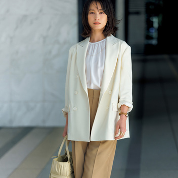 オフ白のジャケットでハンサムなお仕事服に凛とした女性らしさを醸す。気温25℃｜6/14(水)【50代の毎日コーデ】