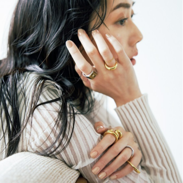 【大人のネイル】存在感のあるリングが映えるベージュネイル