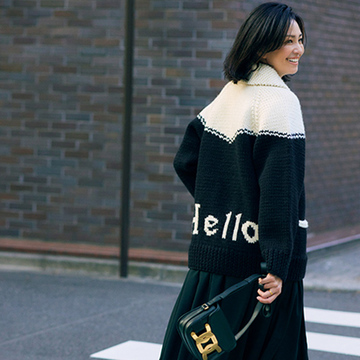 脱無難！定番・黒のフレアスカートを使った「上下黒」スタイル