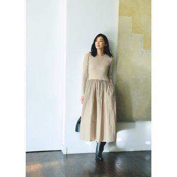 明るめグレージュのドッキングワンピースで、冬のおしゃれに大人の華やかさをプラス！気温13℃｜12/9(土)【50代の毎日コーデ】