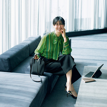 画面上でも存在感抜群！マルチストライプ柄の品格ブラウス