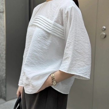 一枚で華やか。大人の夏スタイルを刷新するブラウス 【50代ファッション・E by eclat】