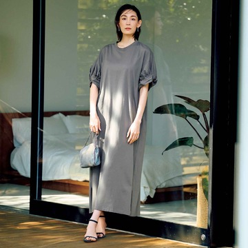 「SAYAKA DAVIS」の袖シャーリングワンピースで大人のおしゃれを更新！