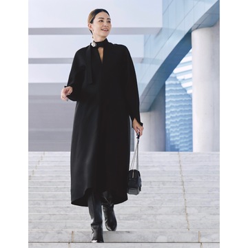 鮮度の高いラウンドフォルムの黒ドレスが主役の全方位絵になるコーデでディナーへ。気温12℃｜3/9(土)【50代の毎日コーデ】