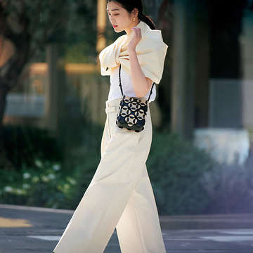 ジル サンダーのポシェットをアクセサリー感覚でまとう【大人のポシェット】