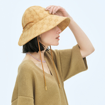 【50代が選びたいリュクスな夏小物】フェンディのベージュハットはロゴ刺繍が特別感あるアクセントに