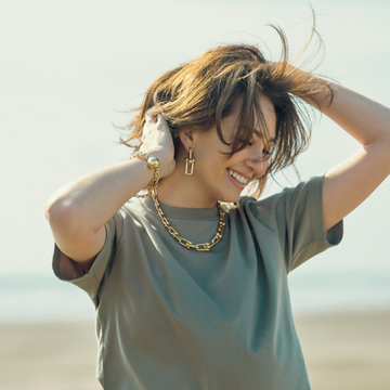 “メンズライクなTシャツ”×デニムでつくる大人の品格コーデ【気の利いたTシャツの着こなし】