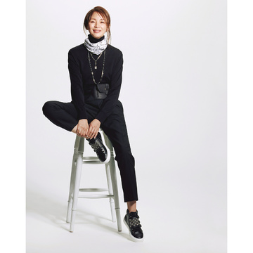 雨予報の日のオールブラックコーデは小物のアクセントで重さを解消。気温22℃｜10/10(火)【50代の毎日コーデ】