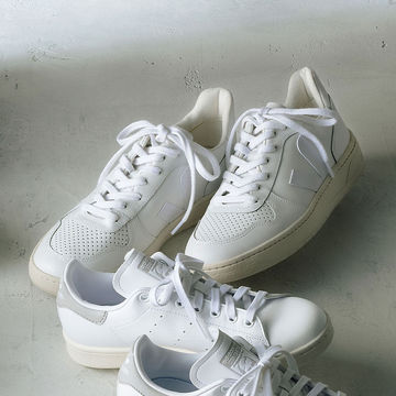 頼れる足もとこそ旬のニュアンスで！「白ベーススニーカー」をアップデート