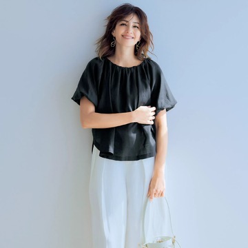 着こなしに新しい風を運ぶ服「SINME」リネンオフショルダーブラウス