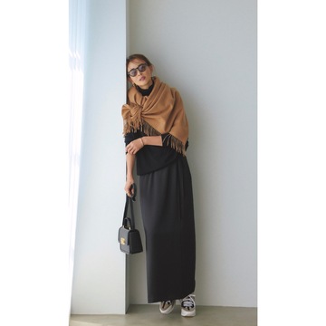 黒コーデにシックなメリハリを与えるブラウンストールを投入。気温14℃｜12/8(金)【50代の毎日コーデ】