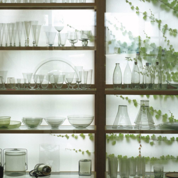【心ときめくガラスを探して】暮らしの美意識から生まれる。最旬にしてエターナルなピーター・アイビーの世界観