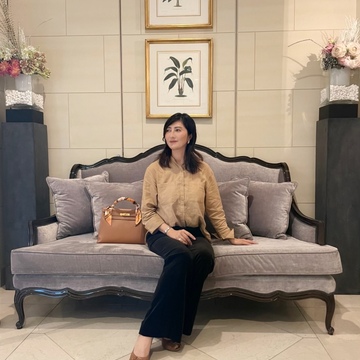 濃ベージュシャツで 華組の豊田真由美ちゃんとMiss Dior Exhibitionへ。