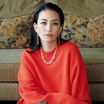 1週間に1日くらいはパンチのある服が必要！【村山佳世子さんの最旬コーデ】