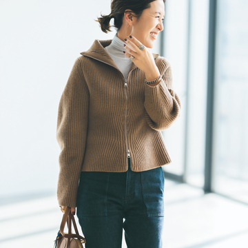 【大草直子の冬のおしゃれを飽きずに楽しむ方法①】「首もとに白」を投入！顔だちが引き締まるコーデに