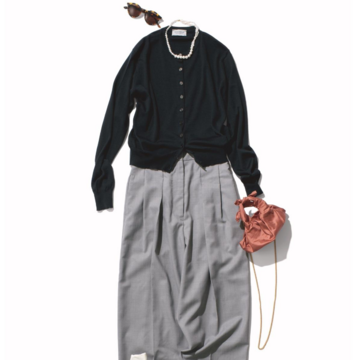 黒カーデ×グレータックパンツのシンプルコーデはツヤ小物で華やかに。気温11℃｜1/3(土)【50代の毎日コーデ】