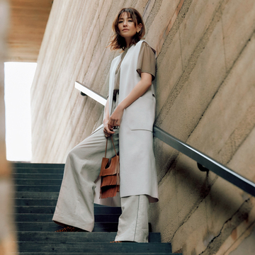 アイボリーのジレを引き締めるアーシーブラウンのTシャツ【洗練アースカラーコーデ】