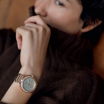 ブラウンニットを極上の印象に！秋服に似合う「ゴールドウォッチ」　五選