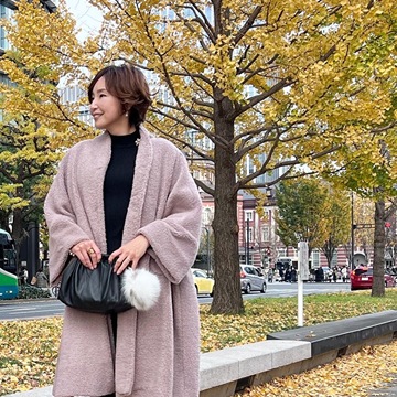 顔周りのアクセントにブローチを♡