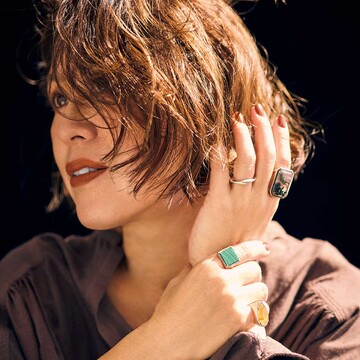 大ぶりの“色石リング”がブラウン服に華やかさを添える【スタイリスト 大草直子の最新ブラウン術】