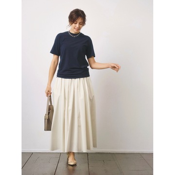 エレガントさとカジュアルさがミックスしたTシャツ×フレアスカートのコーデでこなれ感アップ。気温31℃｜7/25(木)【50代の毎日コーデ】