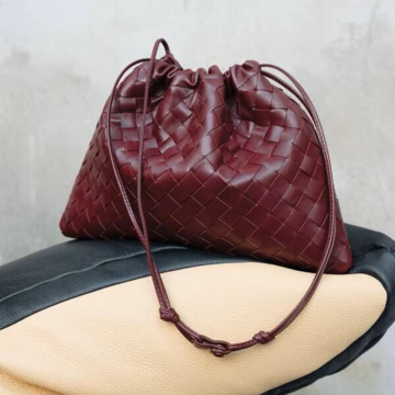 【eclat’s pick up】ボッテガ・ヴェネタの新色ダストバッグが50代の装いのこなれ感をアップする！