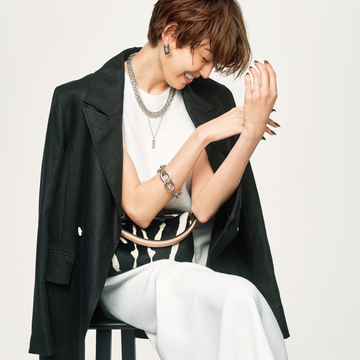 【50代に似合う白×黒】白を黒で「締める」とかっこよくハンサムに！