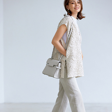 「イエロー」のパンプスで白のワントーンコーデにインパクトをプラス！