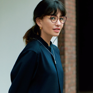 深みのあるカラーフレームをコーデにリンクさせて【いいことづくしの「おしゃれメガネ」】