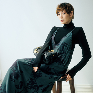 【50代のおしゃれ基本ルール】着映えノースリーブワンピ×薄手タートルニット