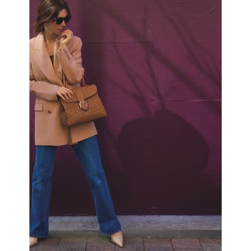 モードなパワーショルダージャケットはヴィンテージデニムで小粋に着こなす。気温23℃｜5/1(木)【50代の毎日コーデ】