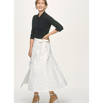 夏の日差しに映える透ける白で、モノトーンコーデを軽やかにドレスアップ！最高気温27℃｜6/30(金)【50代の毎日コーデ】