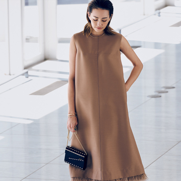 【大人のドレスアップワンピース】歩くたびに裾のフェザーが揺れる、エブールのワンピース