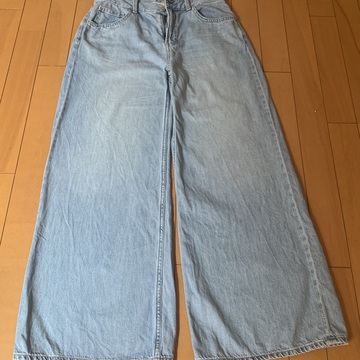 UNIQLOのドレープワイドフレアジーンズ
