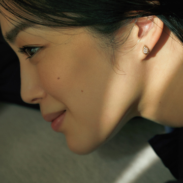 控えめなのに印象的。16石のダイヤが輝く、ブシュロンの「セルパンボエム」【ジュエリーブランドの小さなピアス】