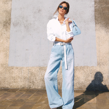 白シャツ×デニムの王道コンビは、清涼感たっぷりなペールトーンでまとめて旬顔に。最高気温32℃｜7/17(木)【50代の毎日コーデ】