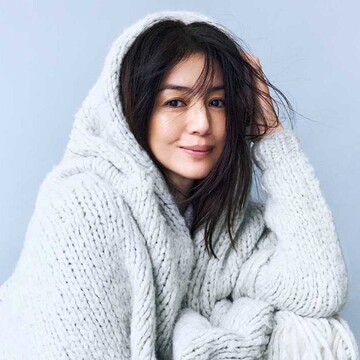 上質なカシミヤに身を包む。ローゲージニットに大判ストールを重ねて【井川遥がまとう“極上のカシミヤ”】