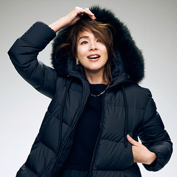 エレガントな黒が冬の装いに映える「モンクレール」のファーつきダウン