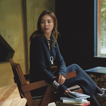 リラクシーなニットドレスはジュエリーの重ねづけで洒落たメリハリを演出。気温9℃｜1/18(日)【50代の毎日コーデ】