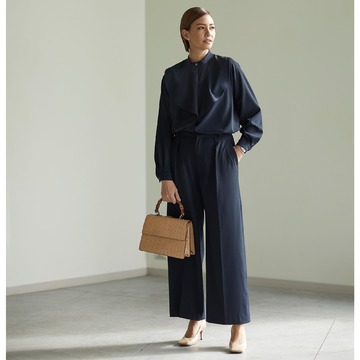  黒より優しげで、グレーより華やか。オケージョン映え大人のネイビ ー