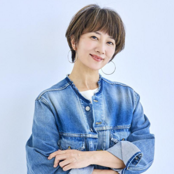 丸みのあるフェミニンなマッシュショート。ハイライトで白髪ぼかしも完璧【40代・50代髪型】