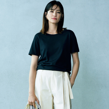 「黒トップス」ならあかぬけ効果や体型カムフラージュもおまかせ【アラフィー夏の黒の着こなし】