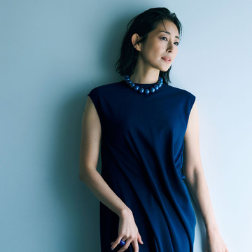 「ソフィー ブハイ」のネックレスとリングで洗練のワントーンコーデ【木村多江、色石の魔法にかけられて】