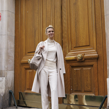 大人こそ、”白スニーカー”で着こなしを軽やかに！スタイル事例をチェックして【パリ・ミラノのおしゃれマダムSNAP 2025-2026冬】