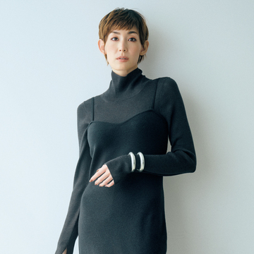 【50代のおしゃれ基本ルール】上質なモード感がアップするノースリワンピ×薄手タートルニット